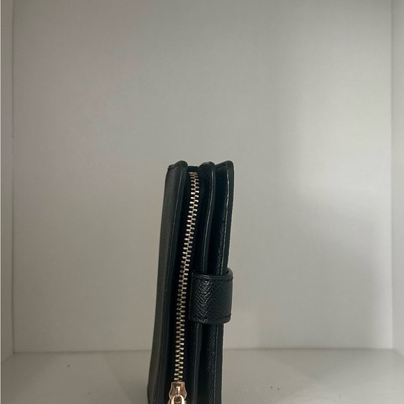 This coach wallet has been used before, but it is in decent shape. - Picture 4 of 6